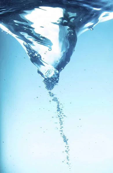 Blauw water spiraal van water wervelende rond in studio — Stockfoto