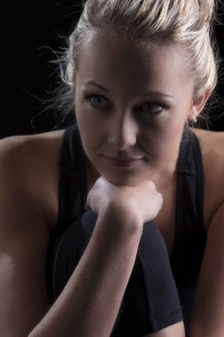 Güzel zinde ve sağlıklı sarışın kadın portre siyah top ile