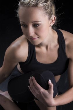 Güzel zinde ve sağlıklı sarışın kadın portre siyah top ile