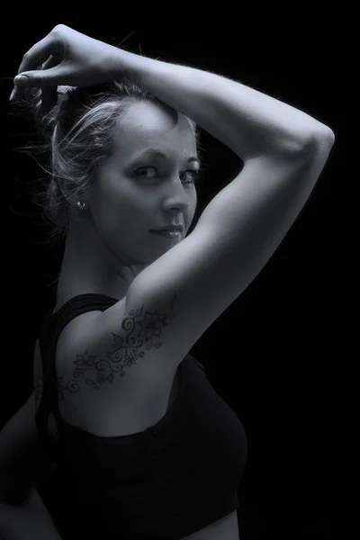 Belo ajuste e saudável mulher loira retrato em top preto com — Fotografia de Stock