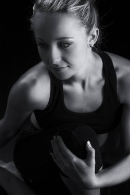 Güzel zinde ve sağlıklı sarışın kadın portre siyah top ile