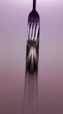 Bir çatal ve spotl bir gölge yapmak için küçük cam top görüntü