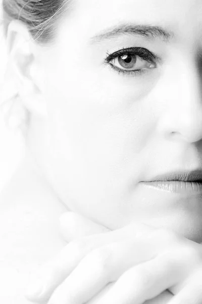 Porträt einer Frau mit leerem Gesichtsausdruck — Stockfoto