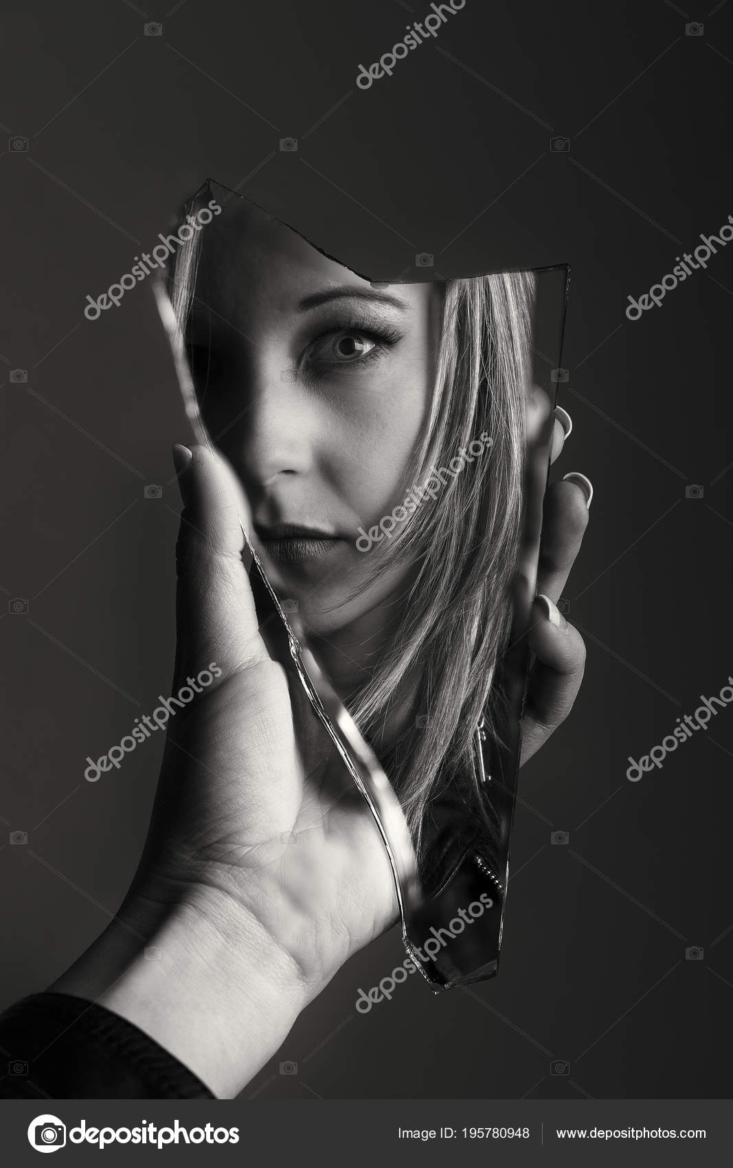 по разбитым зеркалом женская версия. зеркальные образы. девушка разбивает зеркало кулаком. по разбитым зеркалом женская версия. девушка в разбитом зеркале.