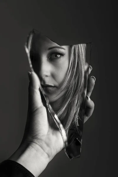 Женщина Смотрит Свое Лицо Осколок Разбитого Зеркала Художественного Преобразования — стоковое фото