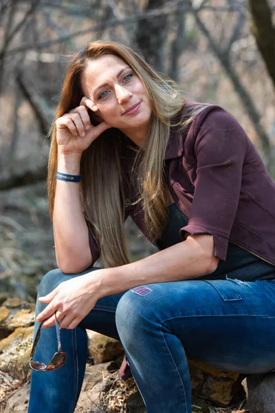 Portrait of a brunet woman with a blue denim and maroon jacket s — Stock Photo, Image