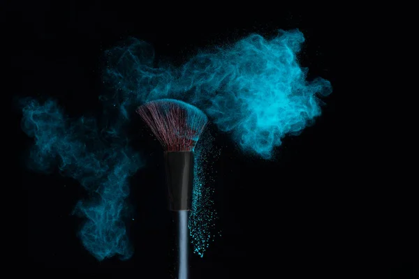 Cepillo Maquillaje Con Explosión Polvo Azul Aislado Fondo Negro —  Fotos de Stock