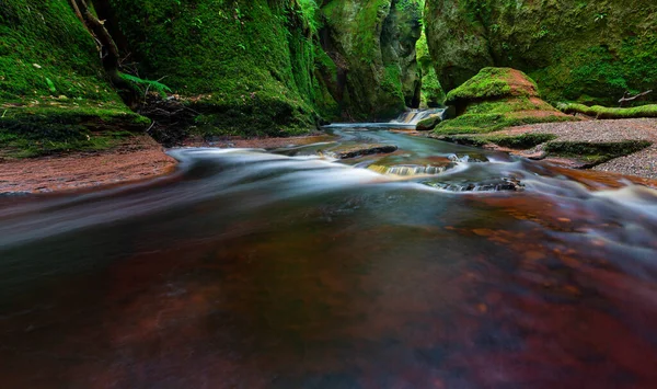 Pequeno Rio Com Água Vermelha Que Flui Através Finnich Glen — Fotografia de Stock