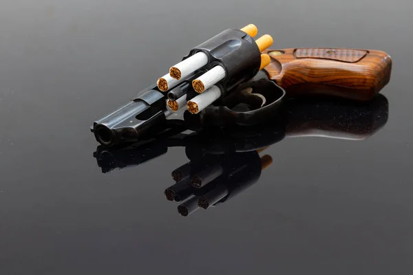 Veszélyes Rövid Revolver Cigarettával Golyóként Fényes Felületen — Stock Fotó