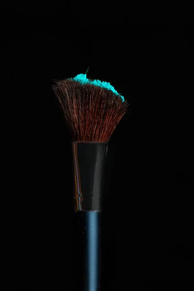 Cepillo Maquillaje Con Polvo Azul Aislado Sobre Fondo Negro —  Fotos de Stock