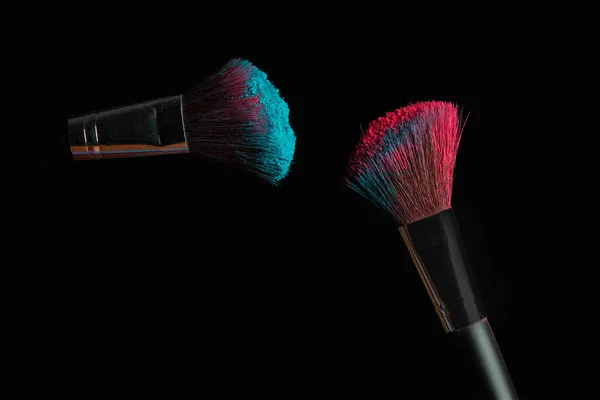 Dos Pinceles Maquillaje Con Polvo Azul Rosa Aislados Sobre Fondo —  Fotos de Stock