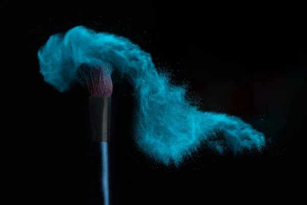 Szczotka Makijażu Niebieskim Proszkiem Wybuchu Izolowane Czarnym Tle — Zdjęcie stockowe