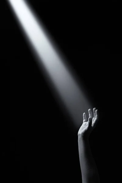 Künstlerisches Konzeptuelles Monochromes Foto Einer Hand Die Einen Lichtstrahl Greift — Stockfoto