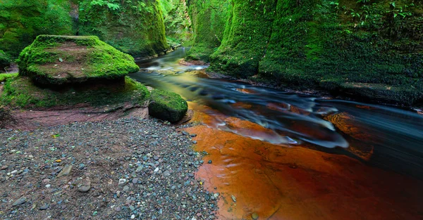 Malá Řeka Červenou Vodou Tekoucí Finnich Glen Krajinné Fotografie — Stock fotografie