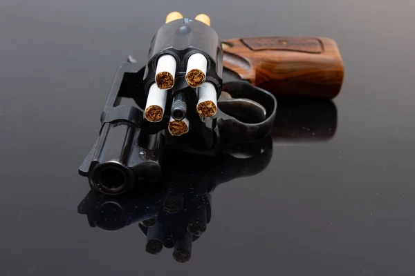 Veszélyes Rövid Revolver Cigarettával Golyóként Fényes Felületen — Stock Fotó