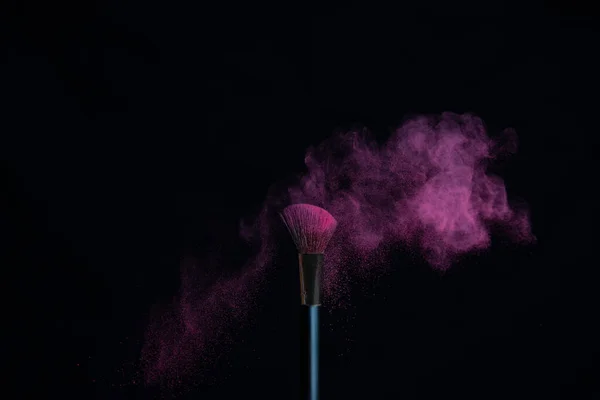Make Borste Med Rosa Pulver Explosion Isolerad Svart Bakgrund — Stockfoto
