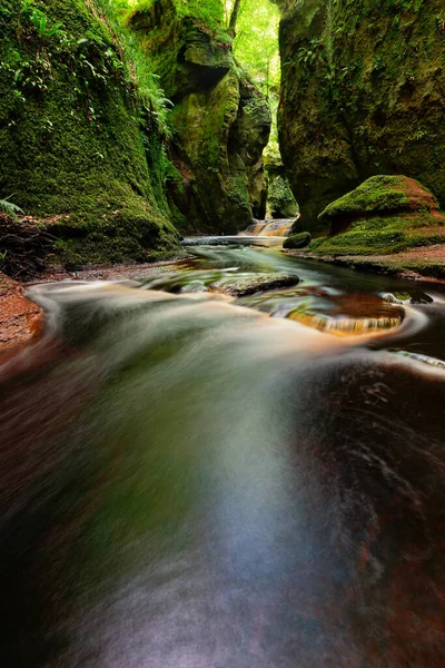 Pequeno Rio Com Água Vermelha Que Flui Através Finnich Glen — Fotografia de Stock