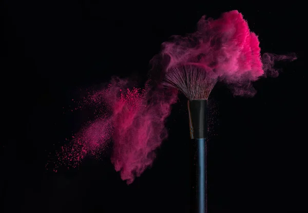 Siyah Arka Planda Pembe Toz Patlamalı Makyaj Fırçası Izole Edilmiş — Stok fotoğraf