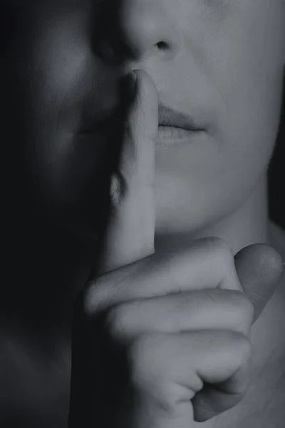 Imagem Monocromática Conceitual Mulher Segurando Dedo Seus Lábios Para Manter — Fotografia de Stock