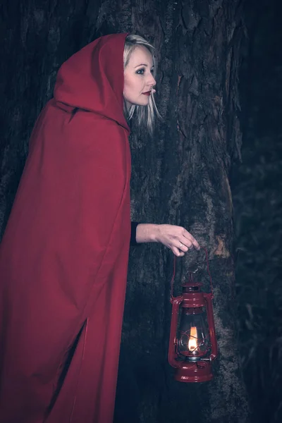 Mulher Atraente Vestida Pequeno Passeio Equitação Vermelho Uma Floresta Escura — Fotografia de Stock