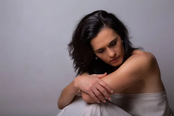 Konzeptbild Einer Frau Die Traurig Und Einsam Auf Einem Bett — Stockfoto