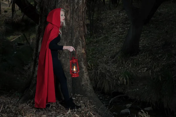 Mulher Atraente Vestida Pequeno Passeio Equitação Vermelho Uma Floresta Escura — Fotografia de Stock