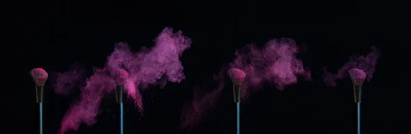 黒の背景にピンクの粉の爆発のシーケンスを持つ4つのメイクアップブラシ — ストック写真