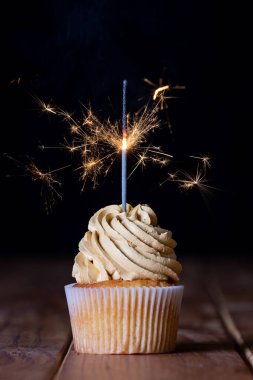 Masada parlak ve siyah arkaplanı olan bir kek.