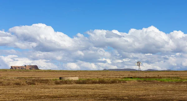 Landschap Van Een Windmolen Velden Met Witte Wolken Blauwe Lucht — Stockfoto
