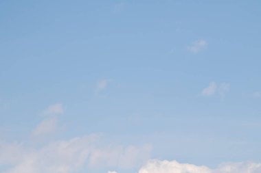 Beyaz bulutlarla mavi gökyüzü. Yaz günü açık. Mükemmel masaüstü duvar kağıdı.