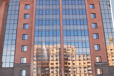 Pencereler, mimari ile yüksek katlı kırmızı tuğla ev.