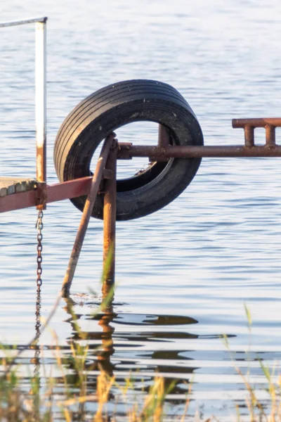 ペトロパブロフスク カザフスタン 2019年9月14日 湖の水の中に古いタイヤ 環境汚染 — ストック写真