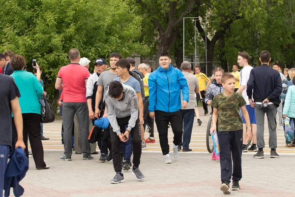加罗巴甫洛夫斯克 2019年6月4日 哈萨克斯坦共和国国家象征日 假日儿童和成人庆祝 公园里的运动员和音乐家 — 图库照片