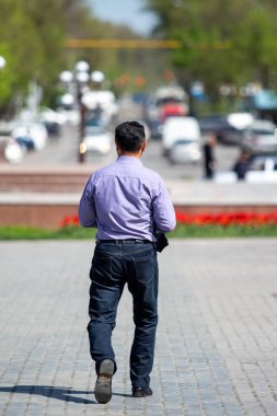 Bir şehir parkında yaz aylarında Erkek geri görünümü.