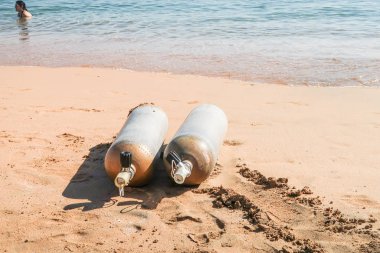 Şarm El Şeyh, Mısır - 21 Kasım 2017: Mısır'ın Şarm el-Şeyh'teki Naama Körfezi'ndeki kumda dalış için iki oksijen silindiri.