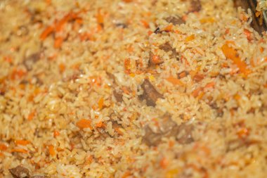 Pilaf yemek, et ve sebzeler ile pirinç lapası, odak dışında.