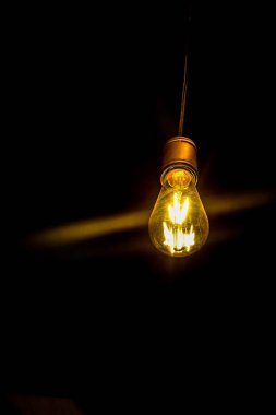 Siyah arka plan üzerinde elektrikli lamba eski sarı ışık, sanat