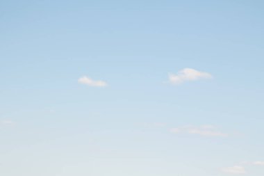 Beyaz bulutlarla mavi gökyüzü. Yaz günü açık. Mükemmel masaüstü duvar kağıdı.