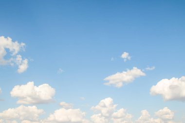 Mavi gökyüzü ve beyaz kümülüs bulutları. Peyzaj gökyüzü bulutları, arkaplan.