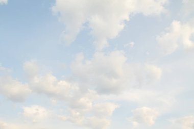 Beyaz bulutlarla mavi gökyüzü. Açık gün gökyüzü arka plan.