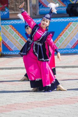 Petropavlovsk, Kazakistan-1 Mayıs 2019: Kazakistan halklarının Ulusal kostümleri şarkıları ve dansları. 1 Mayıs Kazakistan Insanlar Birliği günü.