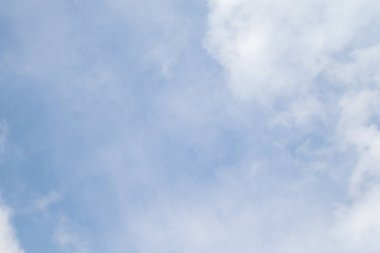 Mavi gökyüzünde beyaz bulutlar, güneşli havalarda gün bahar.