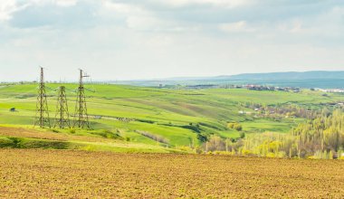 Manzara yeşil alan tepeler bulutlar ile gökyüzü