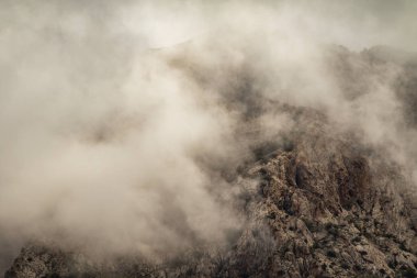 Dağlar uçurumlar sis bulutlar doğa yaz.