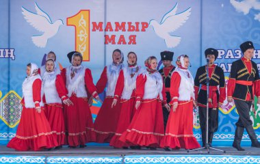 Petropavlovsk, Kazakistan-1 Mayıs 2019: Kazakistan halklarının Ulusal kostümleri şarkıları ve dansları. 1 Mayıs Kazakistan Insanlar Birliği günü.