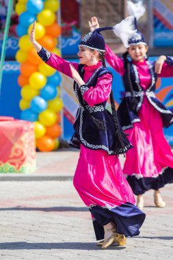 Petropavlovsk, Kazakistan-1 Mayıs 2019: Kazakistan halklarının Ulusal kostümleri şarkıları ve dansları. 1 Mayıs Kazakistan Insanlar Birliği günü.