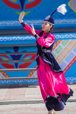 Petropavlovsk, Kazakistan-1 Mayıs 2019: Kazakistan halklarının Ulusal kostümleri şarkıları ve dansları. 1 Mayıs Kazakistan Insanlar Birliği günü.