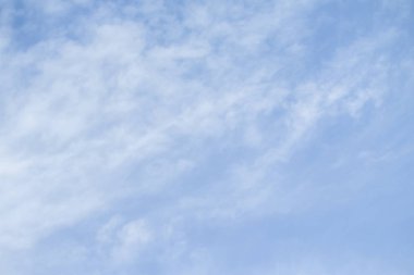 Açık bir günde bir arka plan olarak mavi gökyüzü.