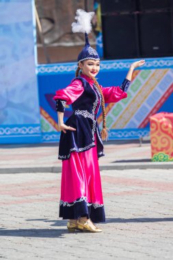Petropavlovsk, Kazakistan-1 Mayıs 2019: Kazakistan halklarının Ulusal kostümleri şarkıları ve dansları. 1 Mayıs Kazakistan Insanlar Birliği günü.