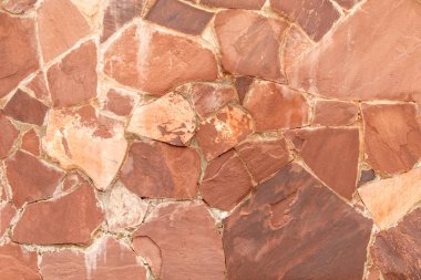 Arka plan olarak kırmızı granit taş duvar